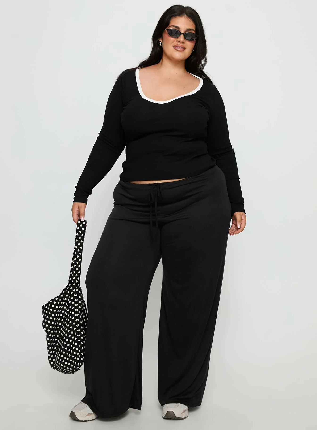Baseline V Neck Long Sleeve Top Black / White Curve - Image 3