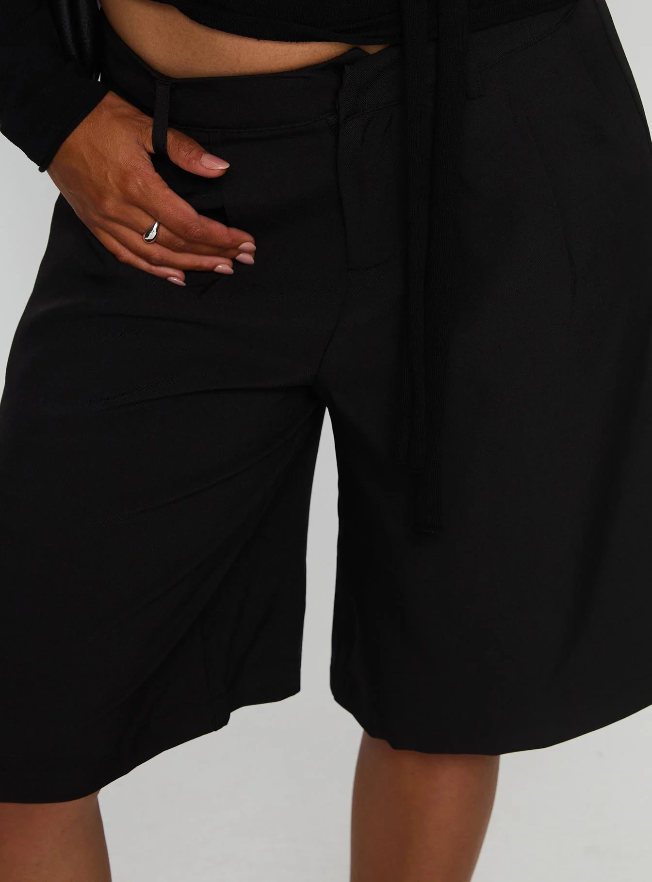 Brynah Pintuck Tailored Short Black - Image 6