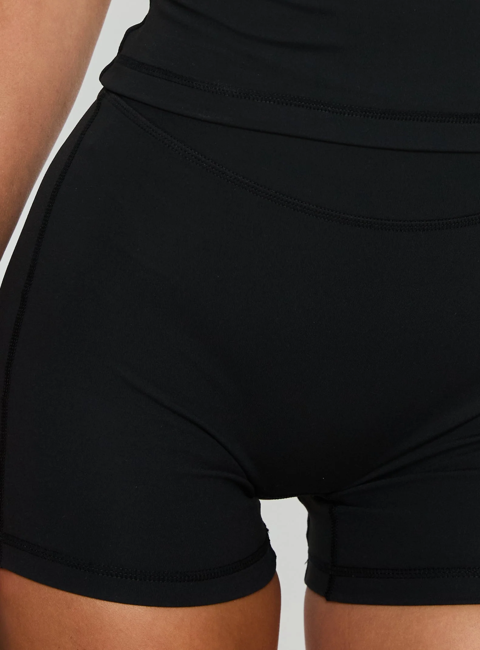 Final Form Active 4" Invisible Scrunch Shorts Black - Image 7