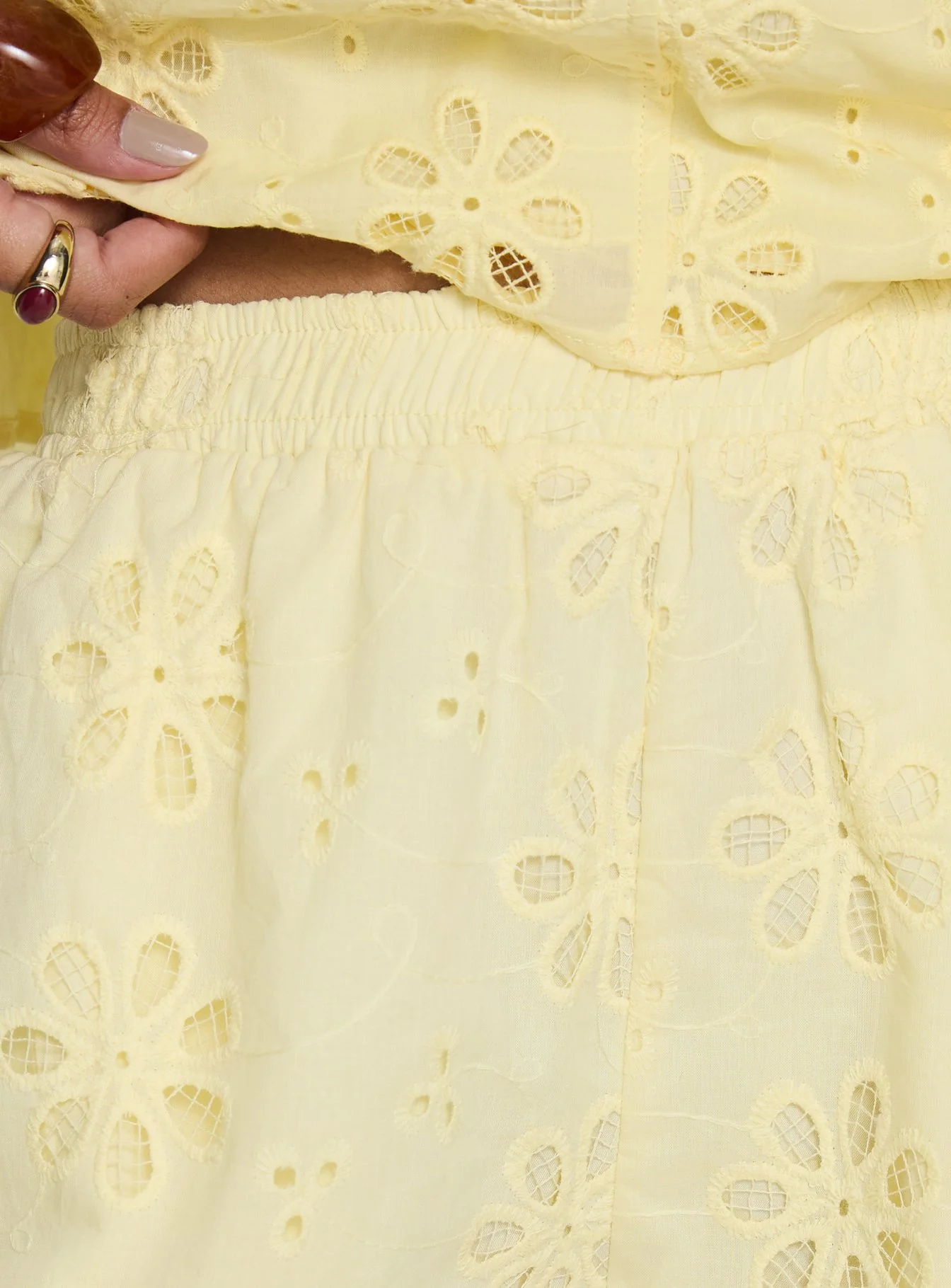 Lindey Embroidered Shorts Yellow - Image 5
